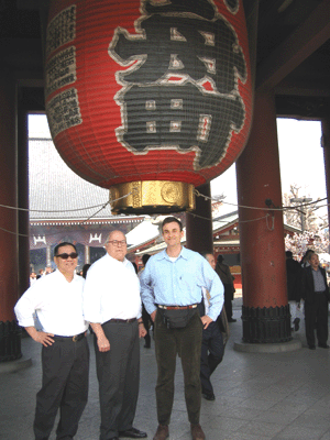 写真：2005年4月浅草寺にて 左から Junji, Dr. Metz, Dr.Pesce (Lorenzo) 